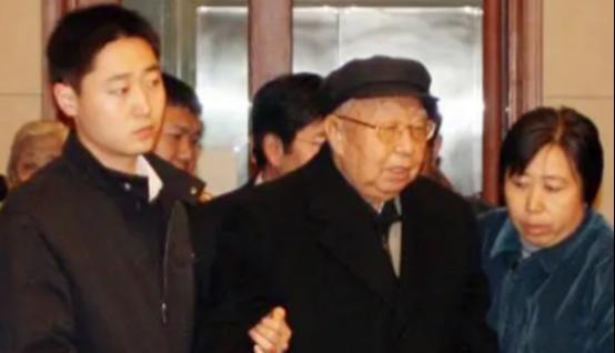 2007年，华国锋最后一次去毛主席纪念堂，临走时高喊一句话，在场的人听了无不感动