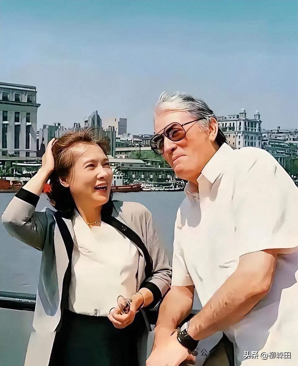 1987年，65岁秦怡与71岁格里高利·派克黄浦江畔合影。

纵然头发发白、满脸
