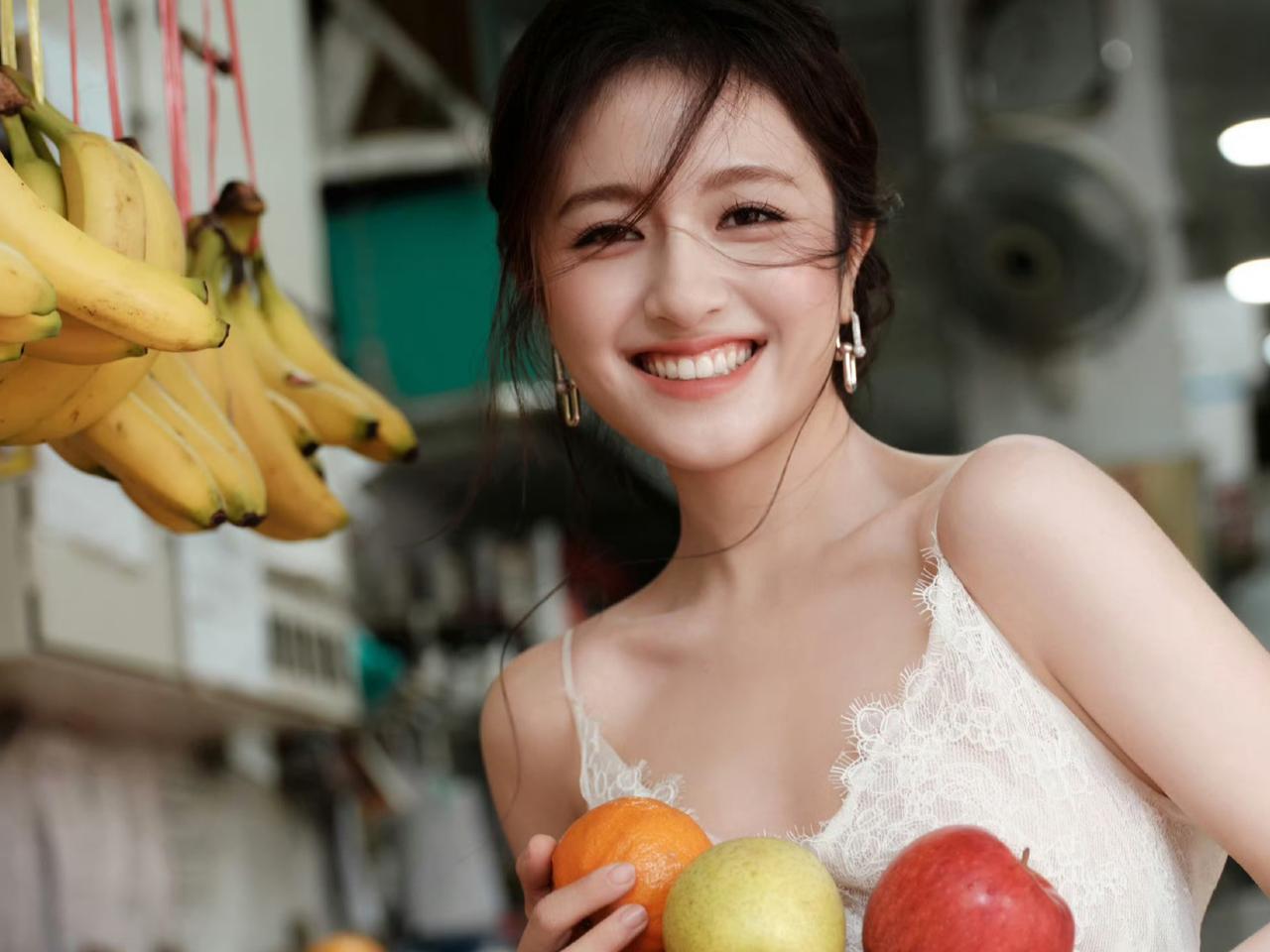 这笑起来真好看，像极了那个明星，笑容简直一模一样！