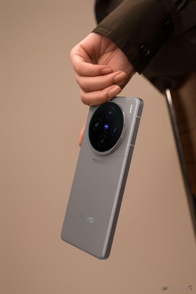 没想到vivo X100s作为小改款机型，居然意外的不错~
根据曝光的真机来看，