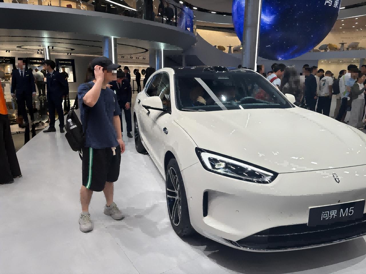 我跟男朋友来粤港澳大湾区车展选车，我主要是上下班用车，我看上了问界新M5 Ult