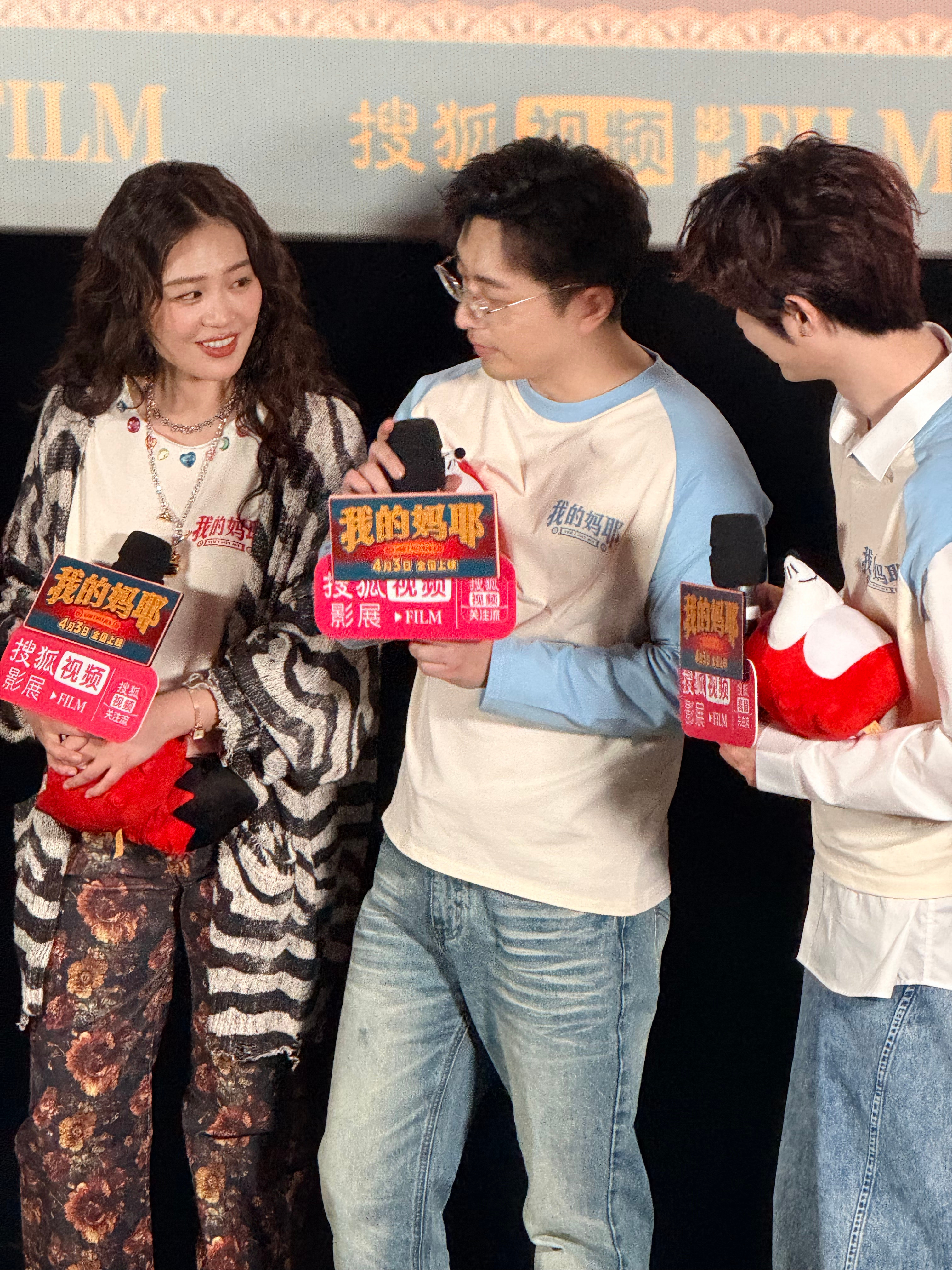 马思纯白客黄明昊一家三口合照黄明昊把花环当簪花戴此刻圆满了幸福的一家三口我的妈耶