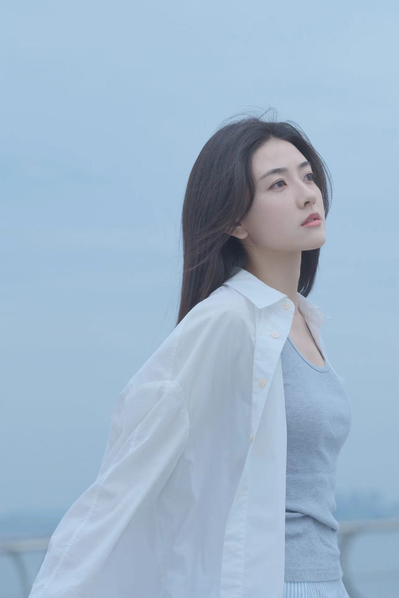 #梁洁怎么穿这么多#不得不感叹梁洁姐姐的专业能力呢，剧透镜头下的姐姐真的状态真的