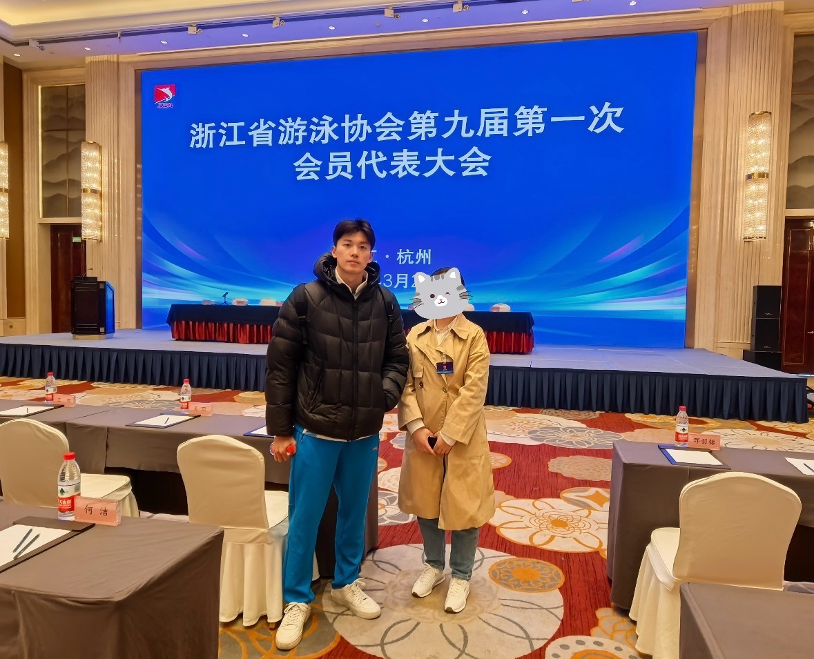 今天活动的合照+1欧巴新的发型非常tzn汪顺