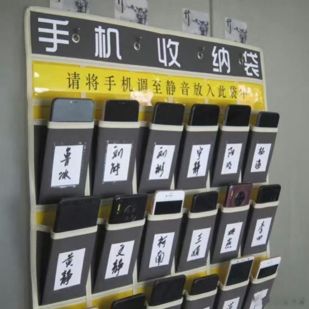 严禁将手机等电子产品带进课堂是不应该带进课堂，学校是学习的地方，带手机玩手机特别