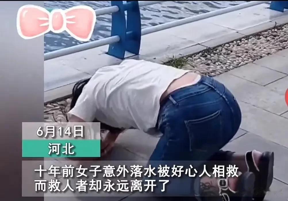 河北，一女子连续10年都在同一个地方磕头跪拜，背后原因却让人泪目！原来10年前女