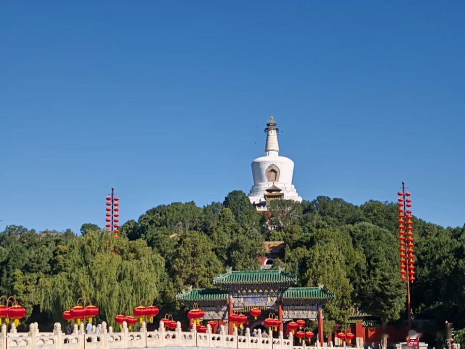 市场热点，传媒娱乐，固态电池，
分化结构性行情，
科创板也是最后一个跌破上升大趋