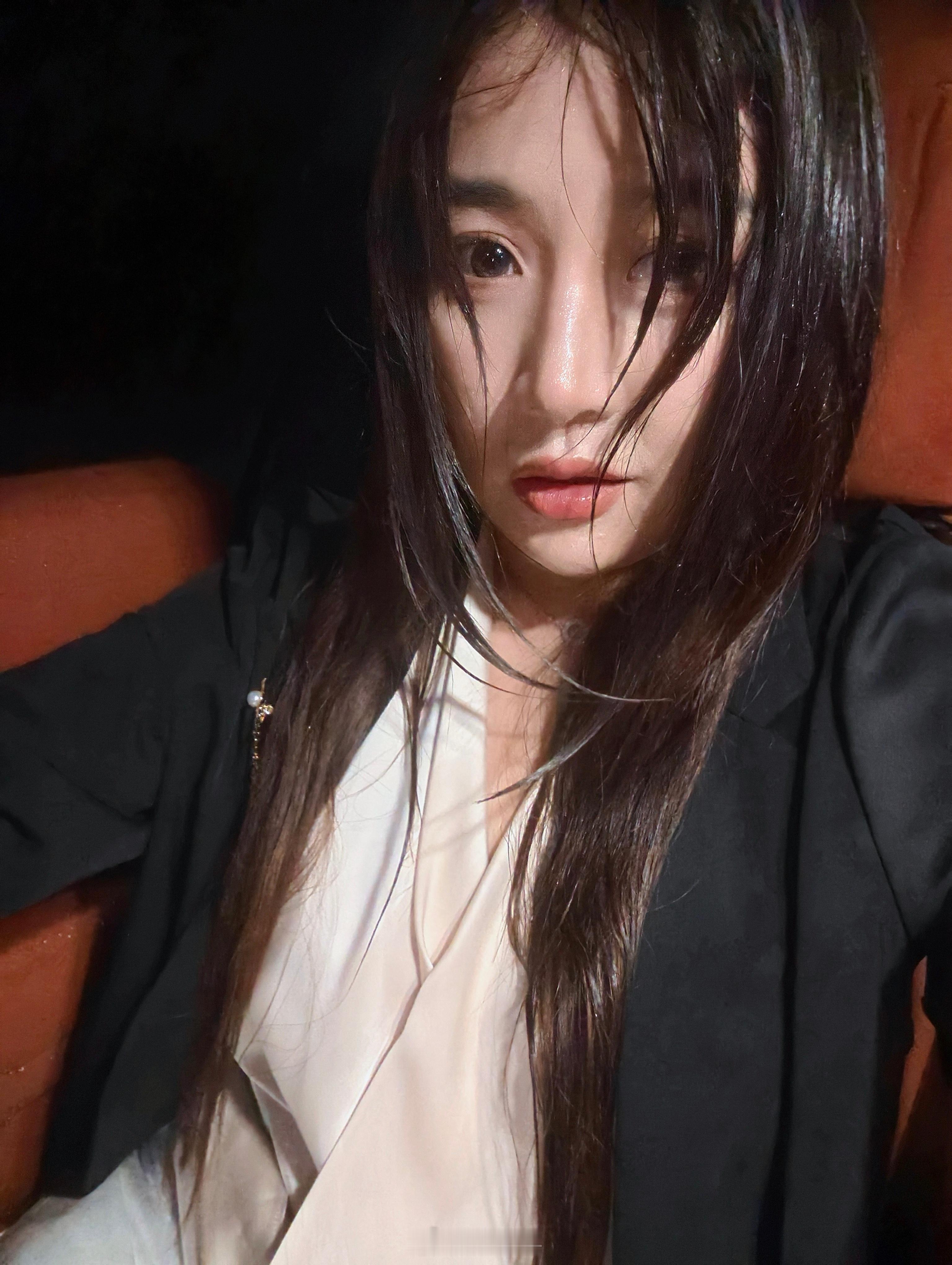 雷暴雨下班，今天来演播室的时候还没下雨，所以没带伞，车停在地面距离较远的车位人可
