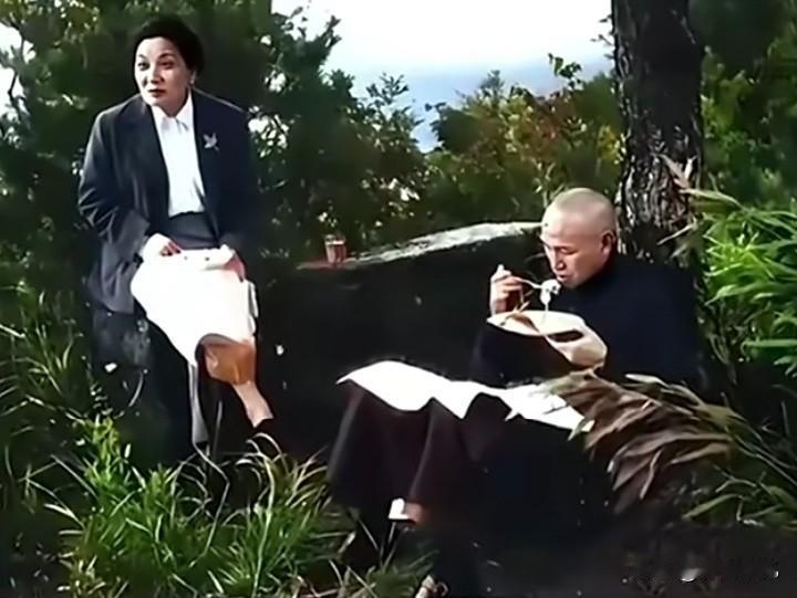1946年夏，蒋介石与宋美龄在庐山黄龙潭野炊。在陪同马歇尔游览庐山风光时，蒋介石