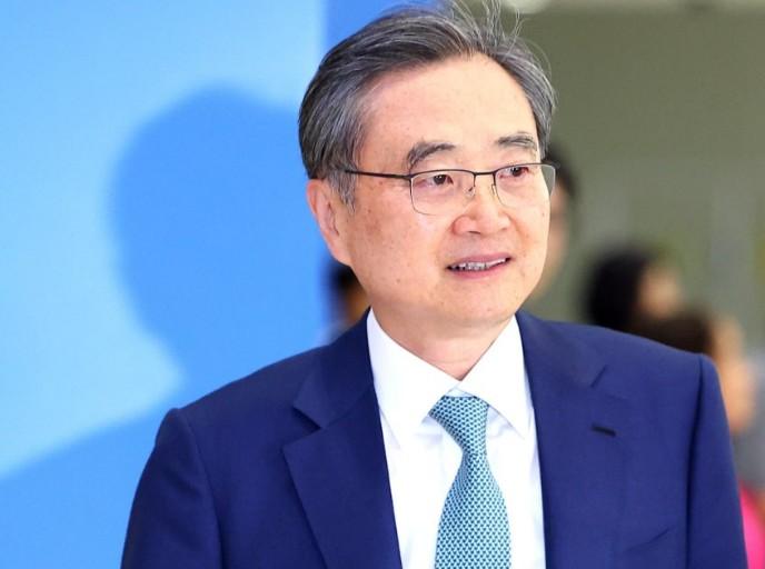 据英国媒体路透社报道，一艘韩国货船在霍尔木兹海峡附近遇袭后，首尔的态度一下子变得