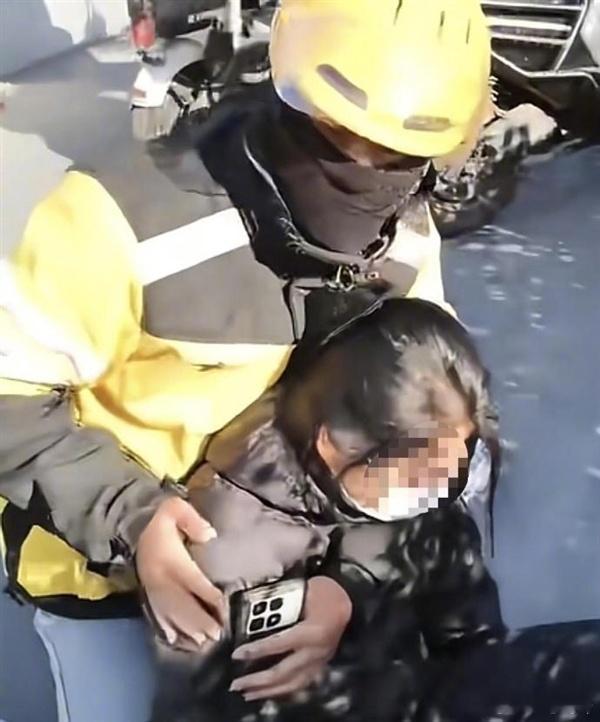 外卖小哥救下轻生女子获嘉奖近日，一则发生在深圳滨海天桥的暖心救援视频在社交平台刷