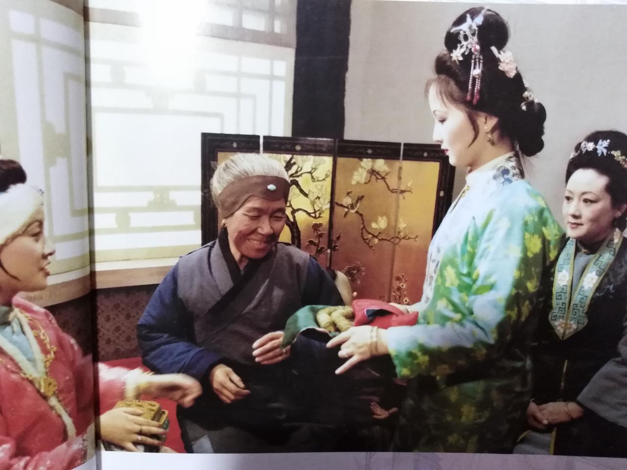 #以书之名# 刘姥姥是个寡妇，守着两亩薄田过日子，女儿女婿忙不开，需要她帮忙带孩