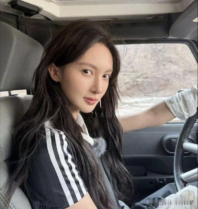 演员金晨，被曝疑似涉嫌交通肇事逃逸！

1月29日，演员金晨上了热搜，这一次，不