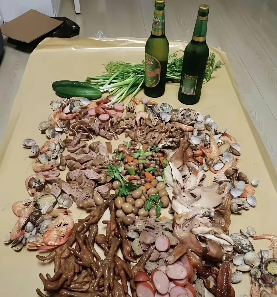 兄弟们！说实话，这桌菜你可以来几瓶？[捂脸]