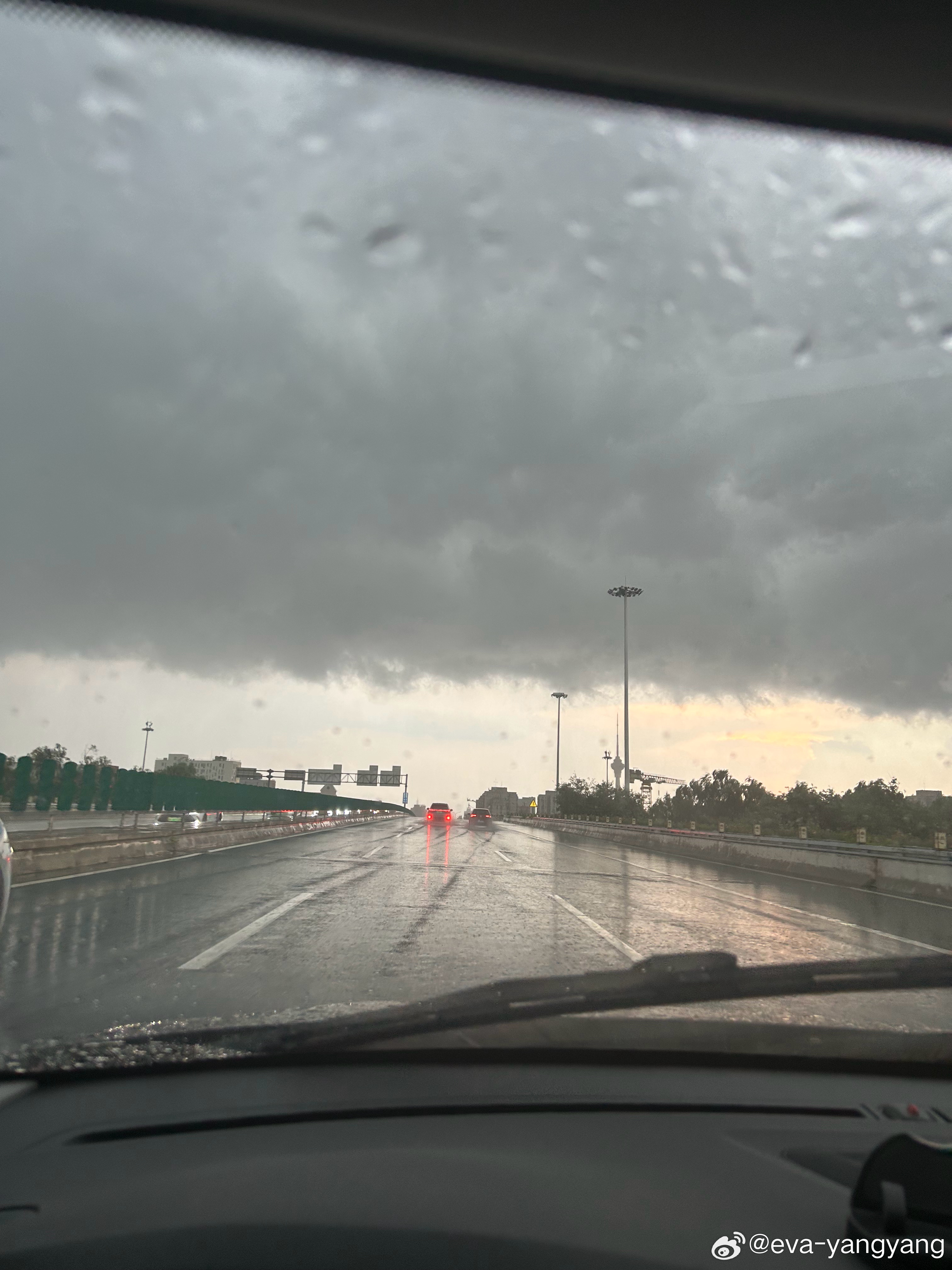 此刻北京狂风暴雨⛈️今天热度闯过了四十度，闷了一整天大雨就来啦