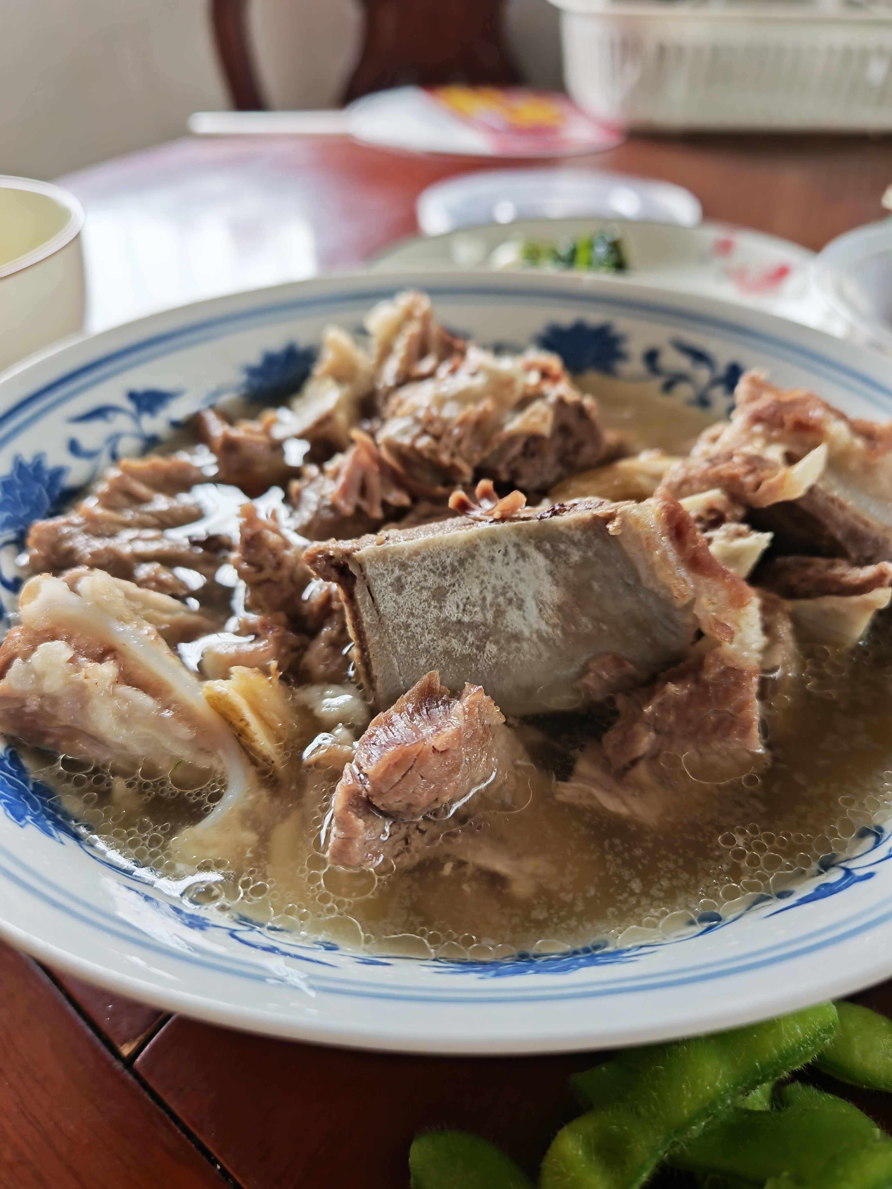 大黑小黑闻着味了，在一楼嘤嘤嘤哭