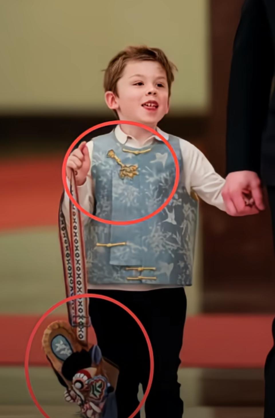 马斯克情商真的是高，带孩子来我们国家还给孩子专门整一身中式服装，体现自己的诚意与