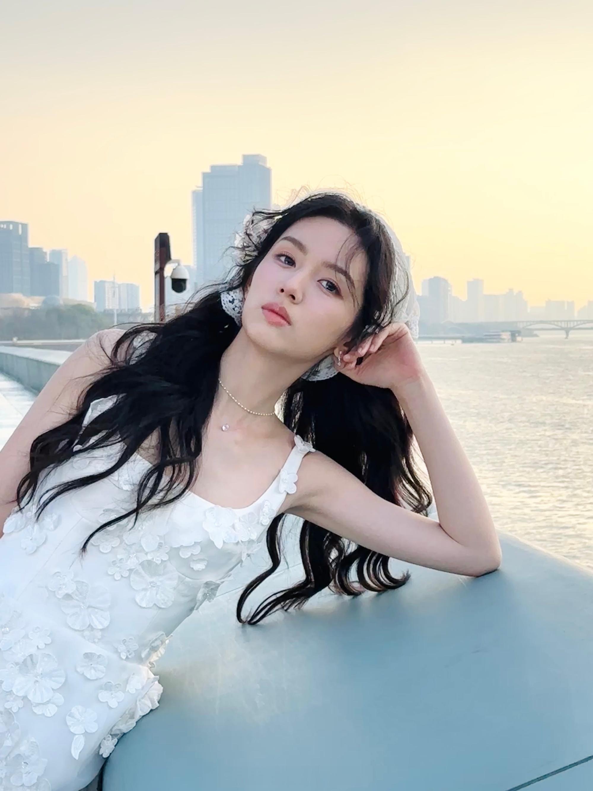 周也美丽的白裙子姑娘 ​​​