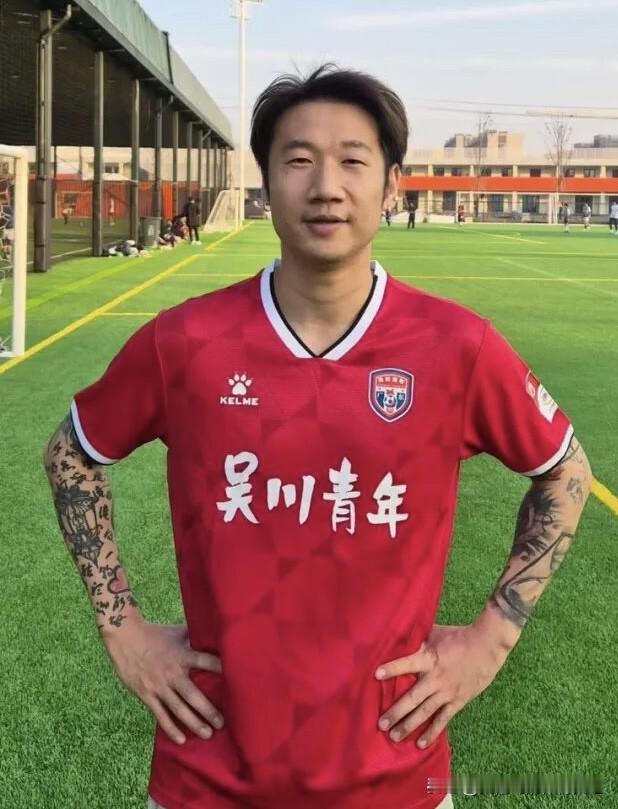 都爱叫他荣老板，但实际上还是最熟悉荣昊穿球衣征战绿茵赛场的样子……记得上次搞退役