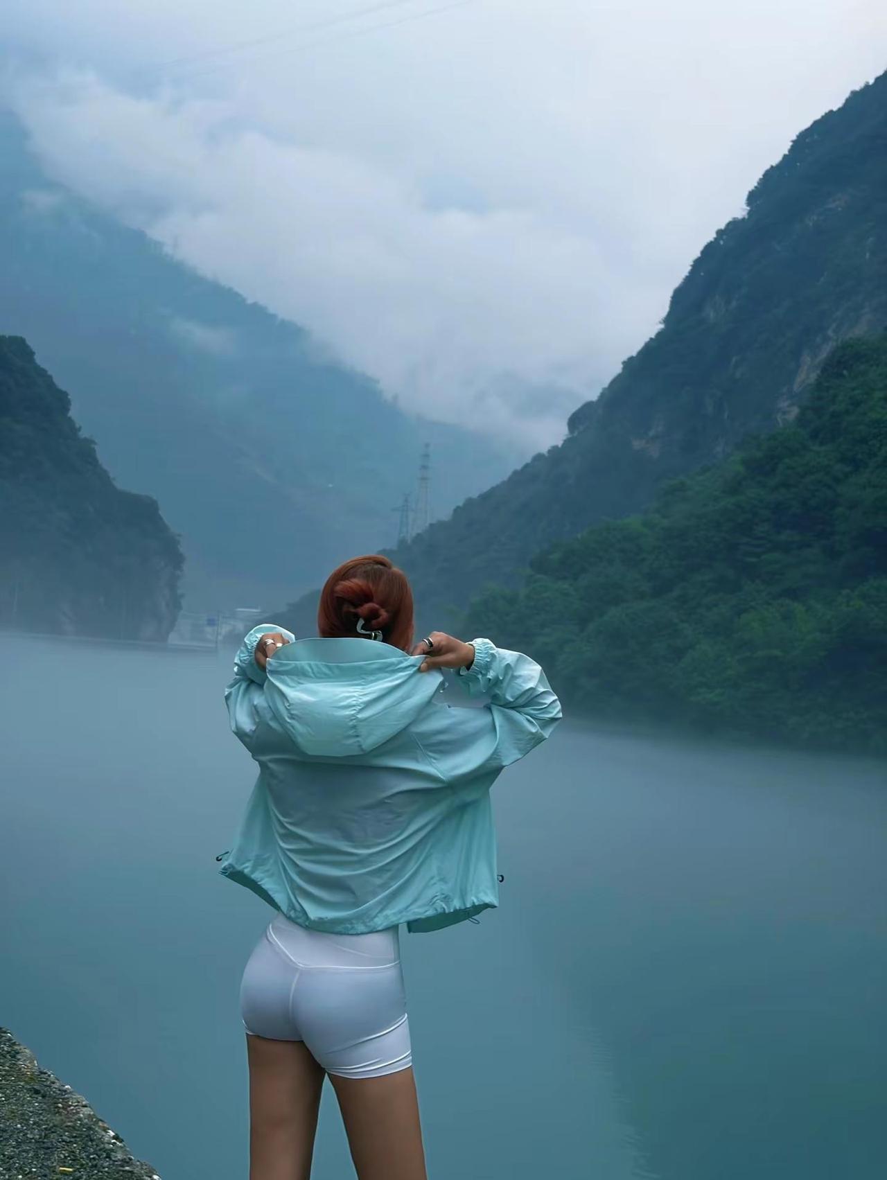 我们为什么会如此迷恋自然。站在稀薄的空气里 成为群山最轻的注脚！短暂逃离一下四十