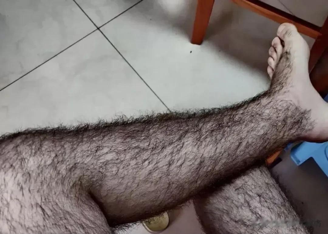 女人就是矫情，今天新疆大降温，几个女同事穿着长裤外套还说冷，我穿短裤都没觉得冷，