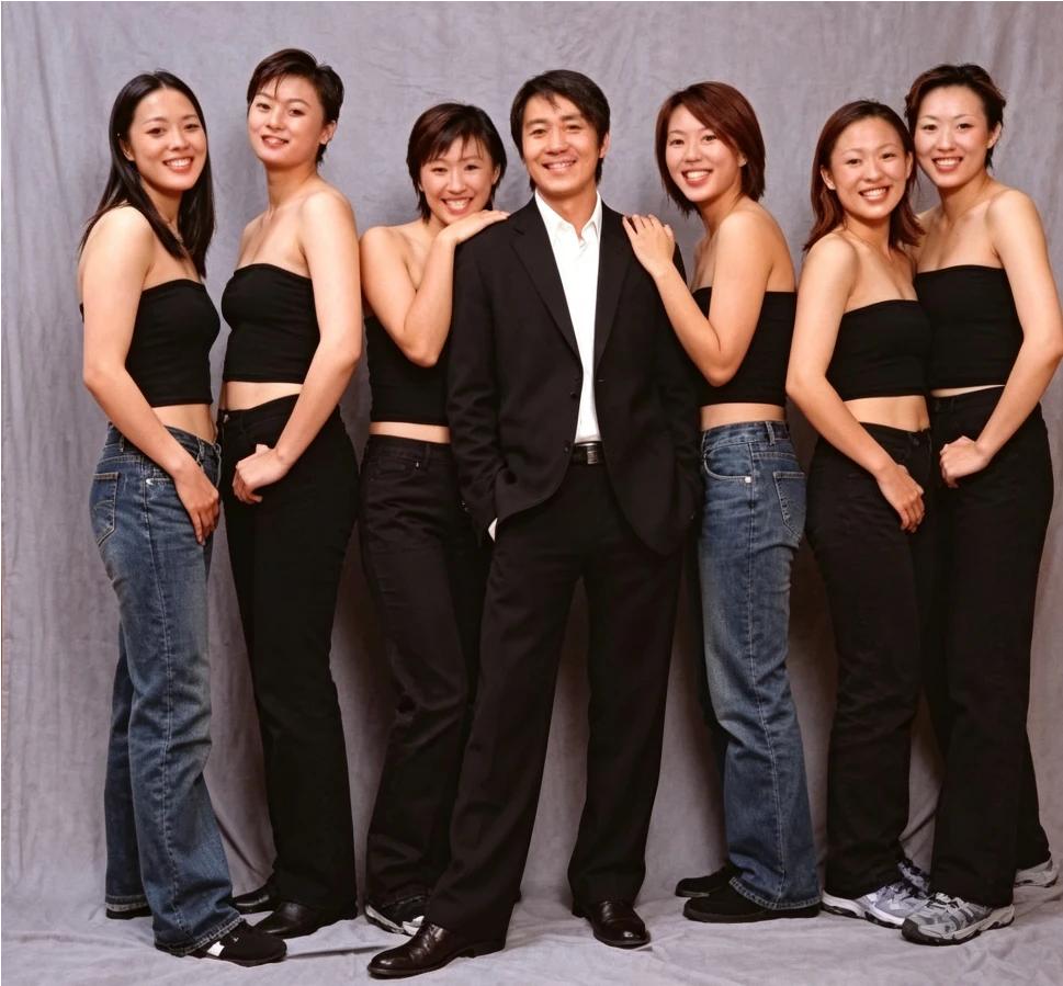周星驰和中国女足队员们，2002年，上海