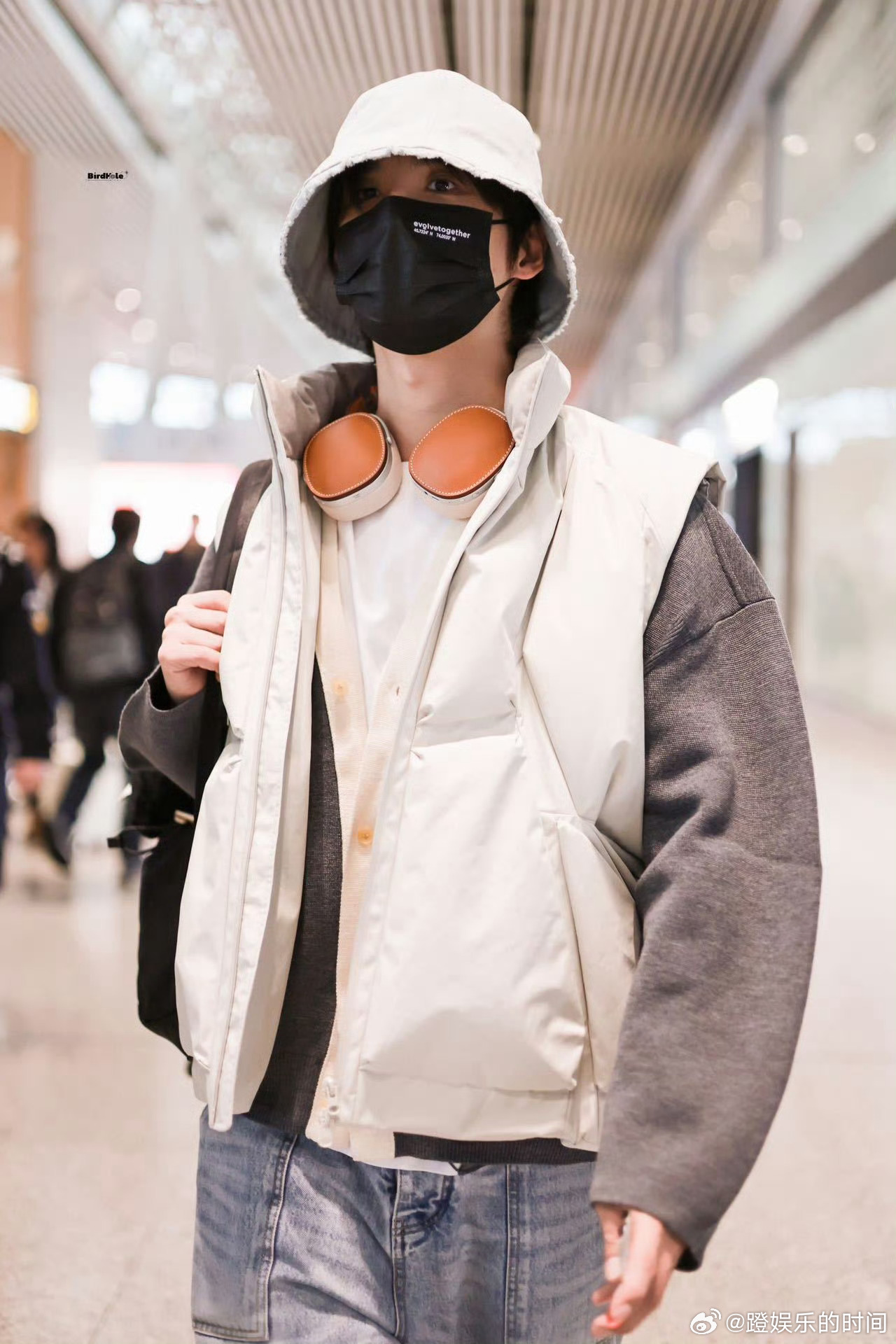 张远在飞机上也不忘给魏哲鸣打call看得出张远很着急了 飞机上的打call太抽象