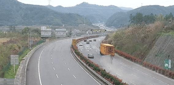 【绍兴高速上一小货车侧翻，司机被困！幸亏他们仗义出手】近日，高速四大队数字作战室