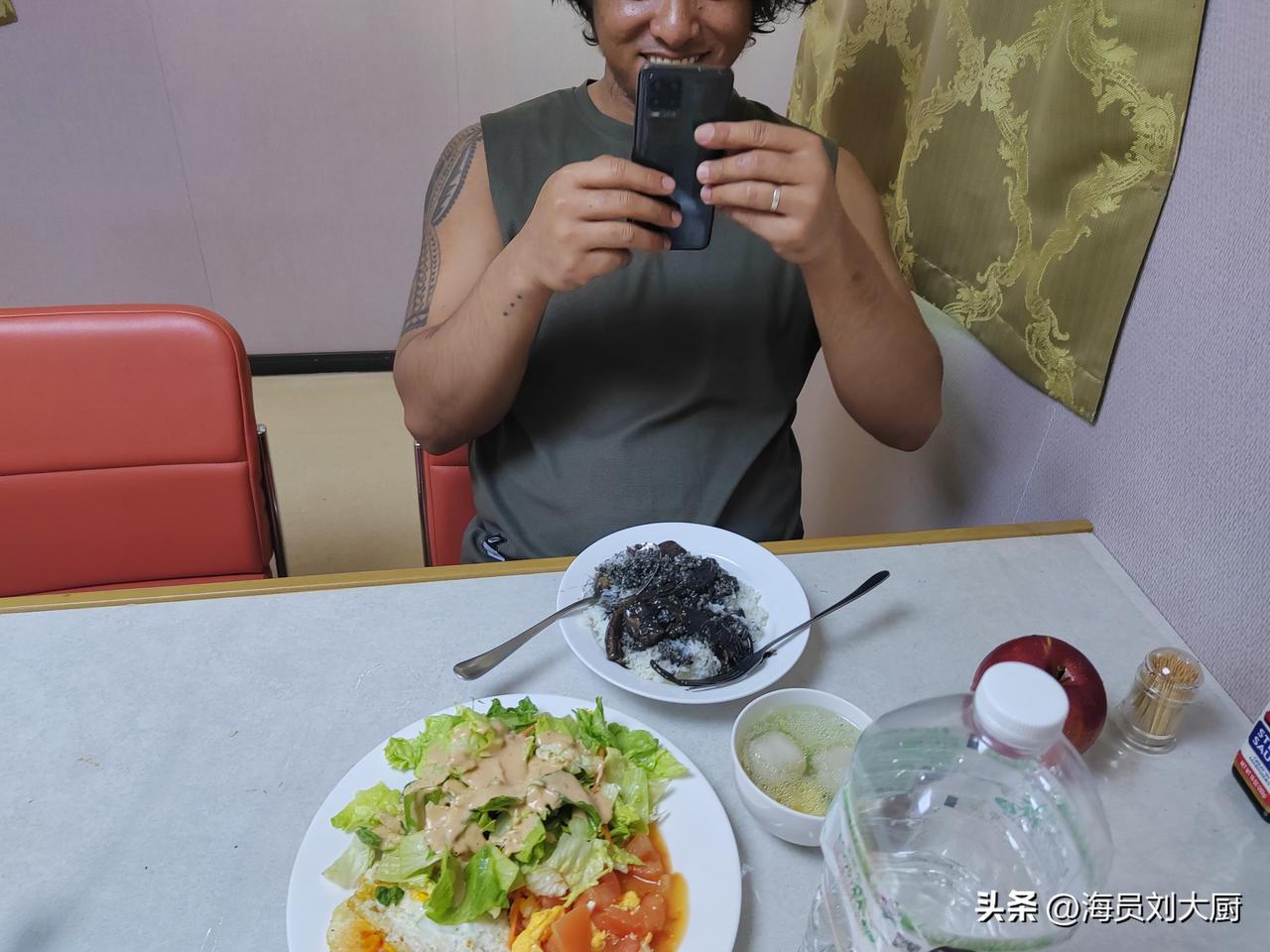 吃午餐的时候，透过餐厅的窗户，看到两侧的小岛了，而且手机也收到陆地信号了，我寻思