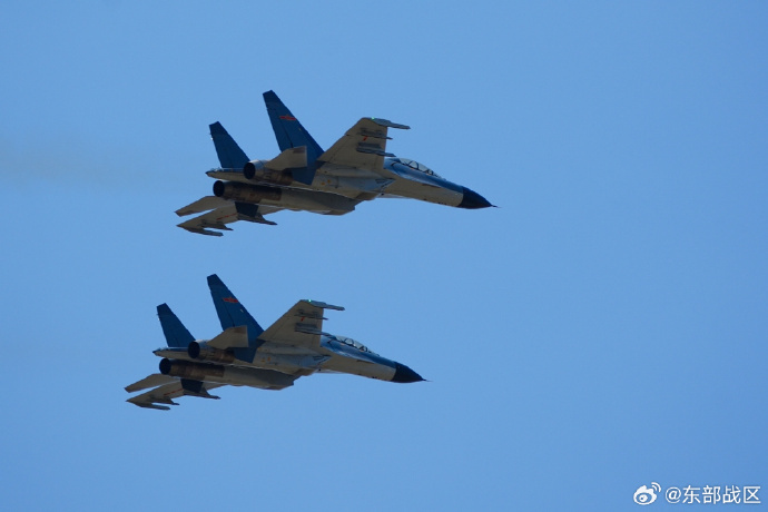  近日，东部战区空军某部紧贴使命任务，严密组织跨昼夜飞行训练，全面锤炼官兵心理素