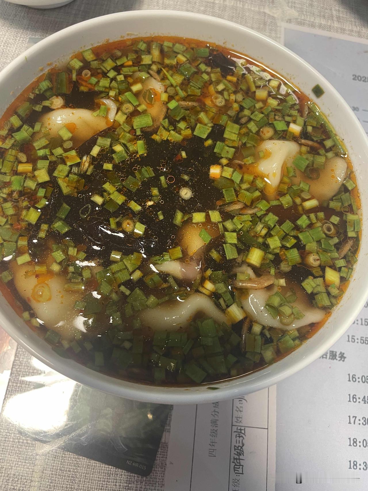 你有多久没吃过酸汤水饺了？
反正我差不多两年没吃过了[憨笑]
不得不说，老家带来