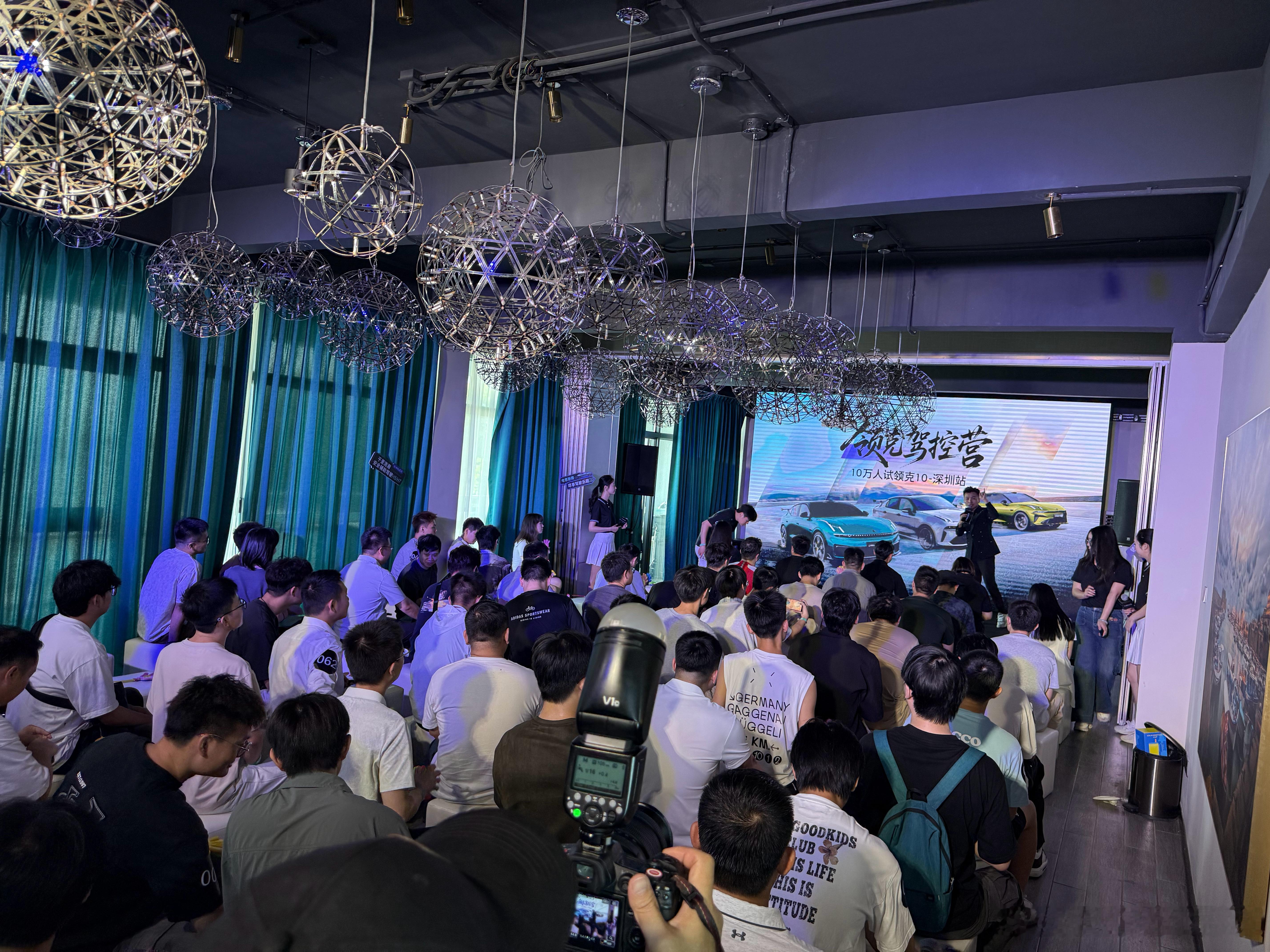 今天来体验领克10 EV现场来了一百多位年轻人其中00后占了大部分他们和领克10