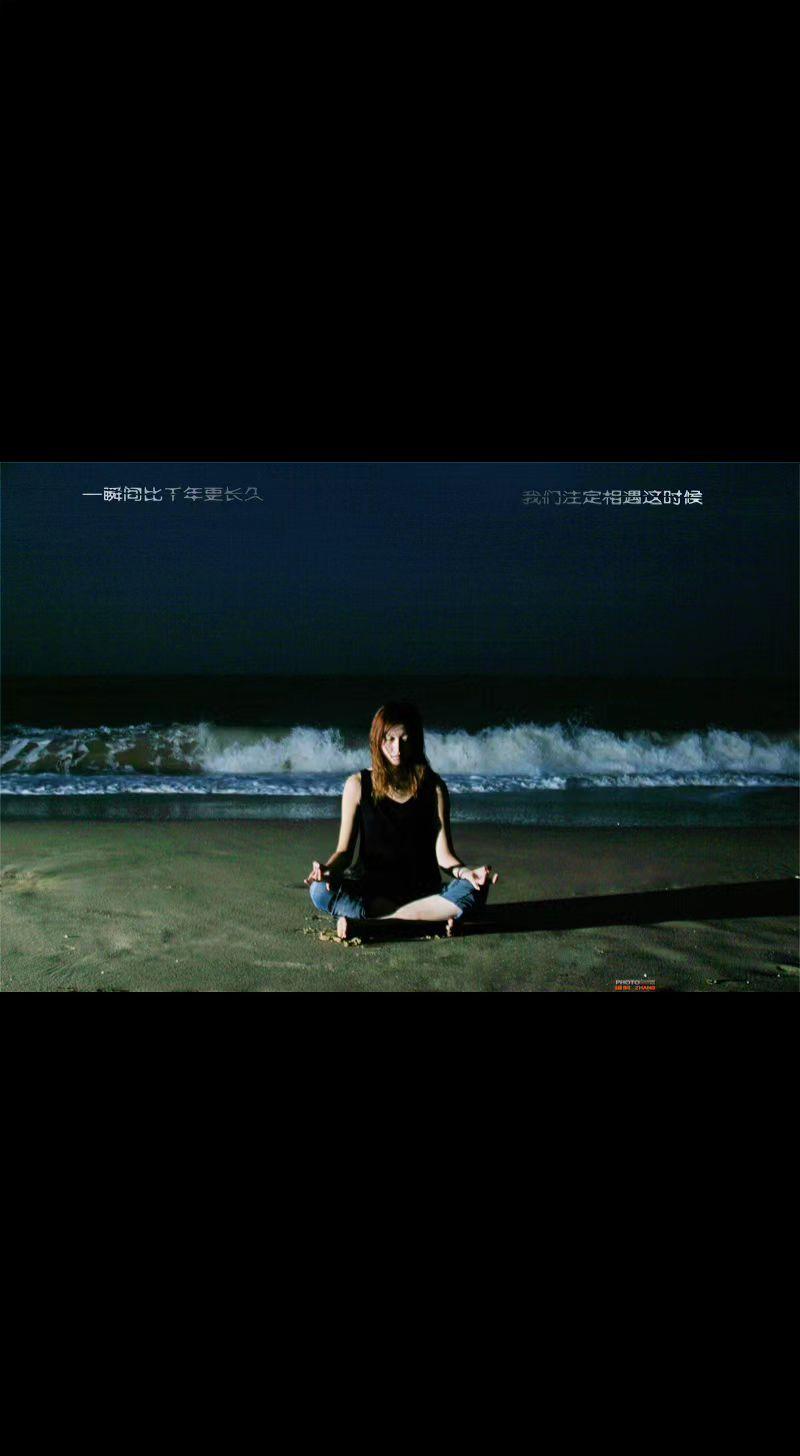 🌊潮声是大地的呼吸，她静坐成礁石🌙
浪花吻过脚踝，心事随潮汐退去🌌
孤独是