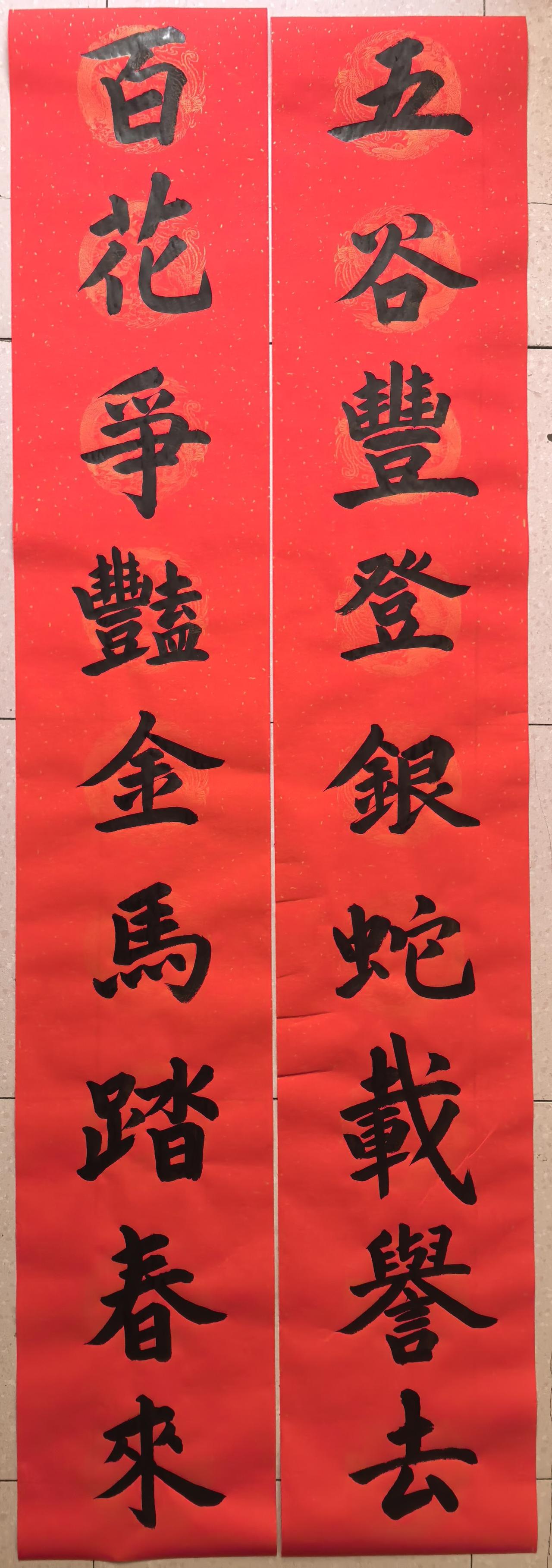 刚为小区大门写的对联，分享给大家。