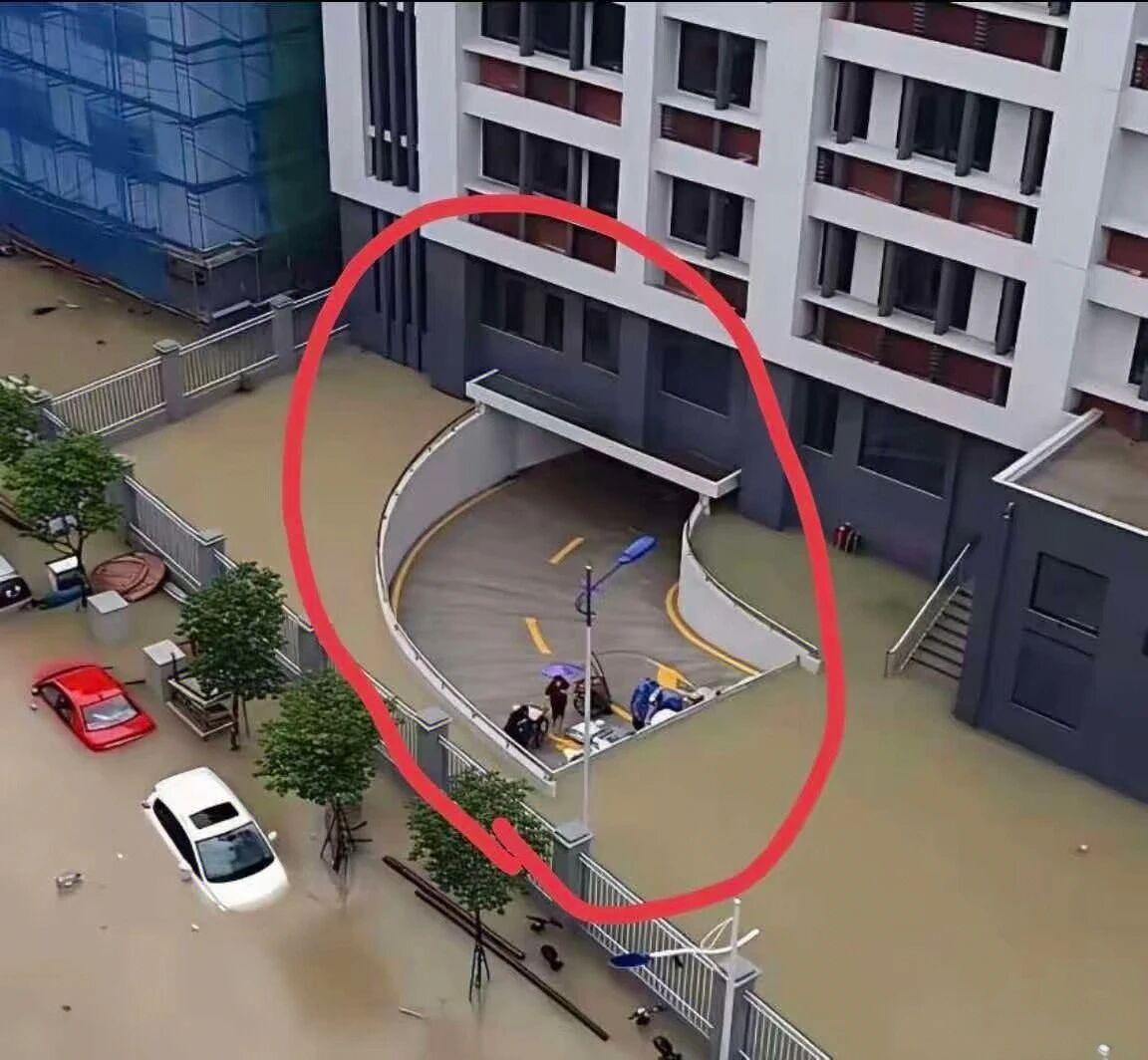 这物业费必须交！否则对不起自己的车
城市里就怕下暴雨，更怕连着几天的大雨。
尤其