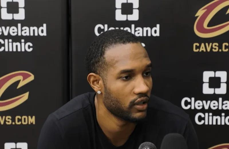 这内讧？还是有人造谣，直接魔改莫布利的发言。
莫布利：我们必须打出优势篮球，不能