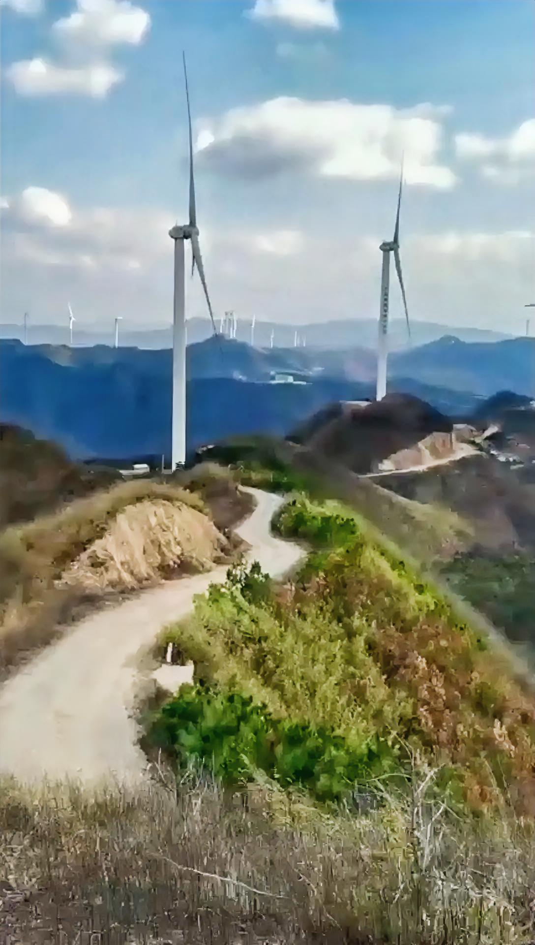 你们知道吗，几十米的大型风力发电，风扇转一圈大概是1.5度一3.0度电，每天发电