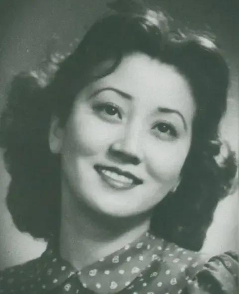 网上许多人都说钱夫人蒋英和赵雅芝长得很相像，可我却觉得她们一点儿也不像。赵雅芝固