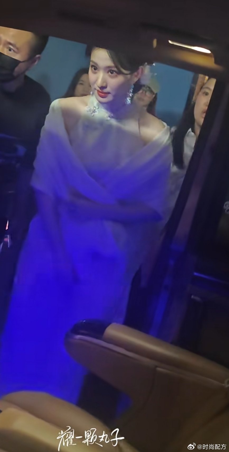 王楚然旗袍簪花 王楚然今日活动造型，旗袍簪花好温婉漂亮~王楚然旗袍簪花造型