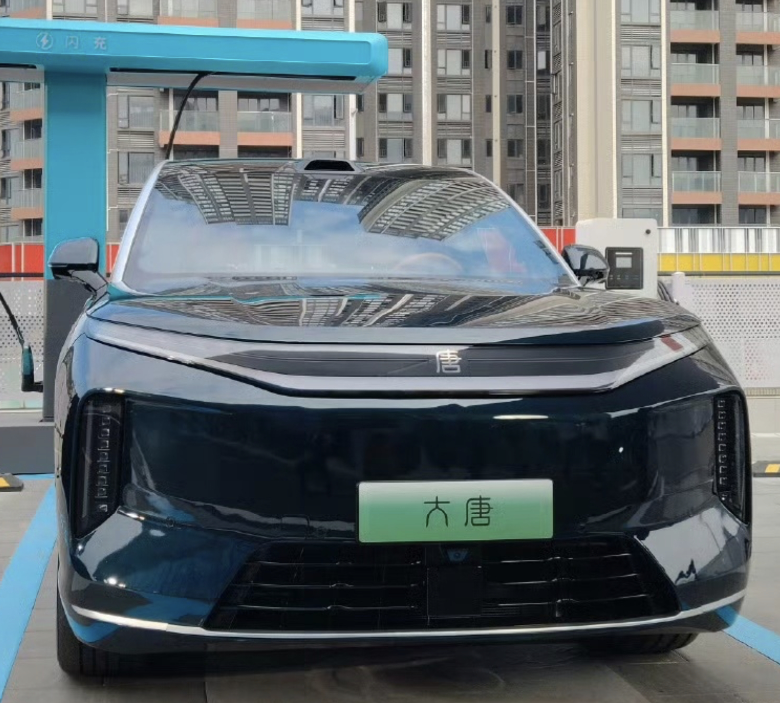 比亚迪 王朝网9系SUV实车直接“裸奔”亮相了，这里要批评一下啊，完全不给市场酝