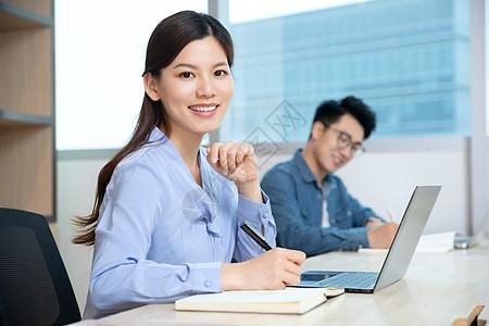 女下属越级上报，曝光老板暗藏的地位争夺战，震惊全公司！

李琳是公司里刚入职两年
