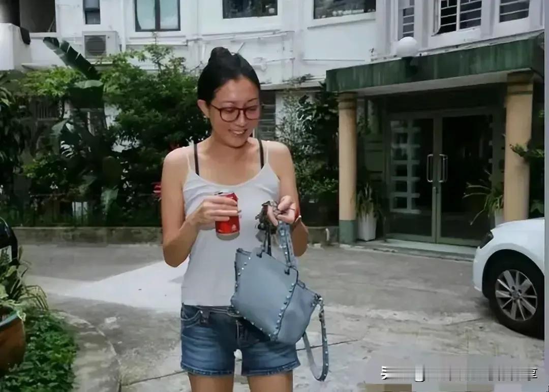 小龙女不在吴绮莉身旁，吴绮莉活得也挺开心的，这母女俩真是缘浅，吴绮莉独自养大的女