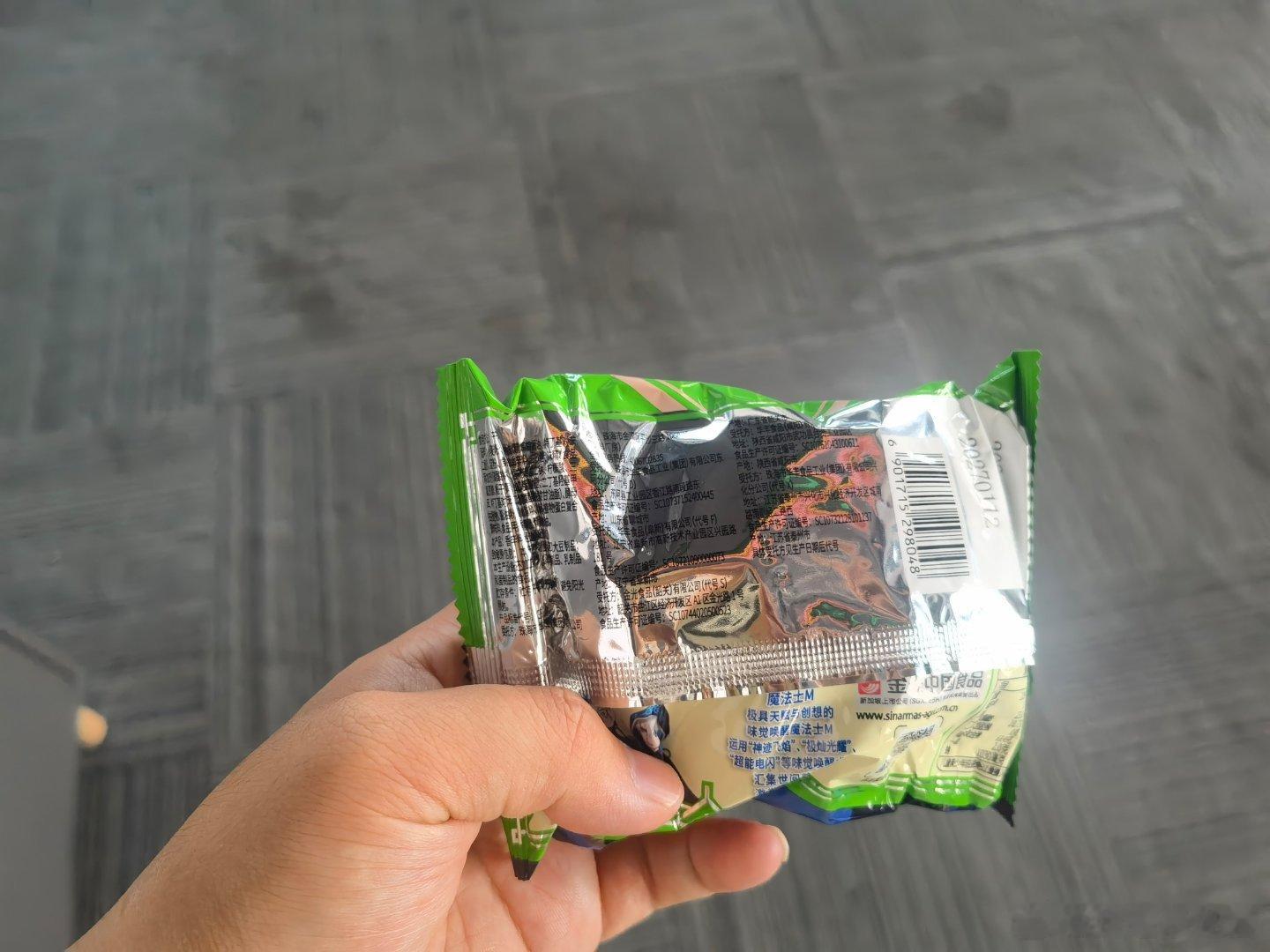 办公室消耗最快的小零食没有之一一箱干脆面几天就没了，果然大家还是对这种小时候的零