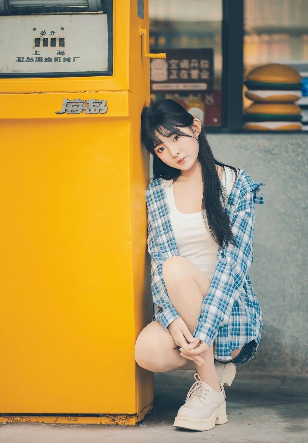 蓝白格子衬衫自带青春的气质加上公园的柔和光线，并不需要复杂的道具就可以拍出干净耐