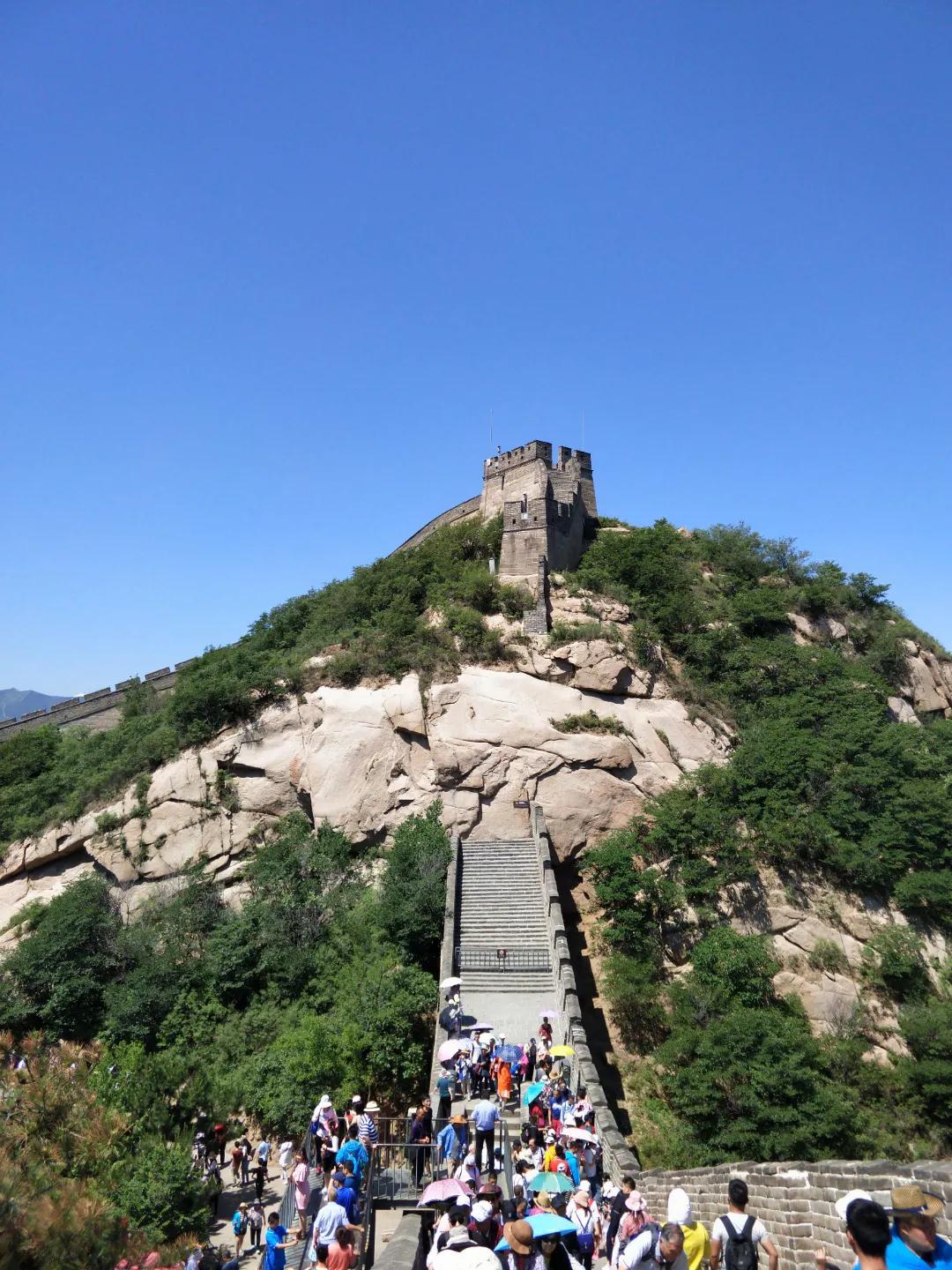 《长城颂》七律
长城万里势如龙，屹立千秋傲碧空。
峻岭逶迤盘古道，雄关错落锁长风