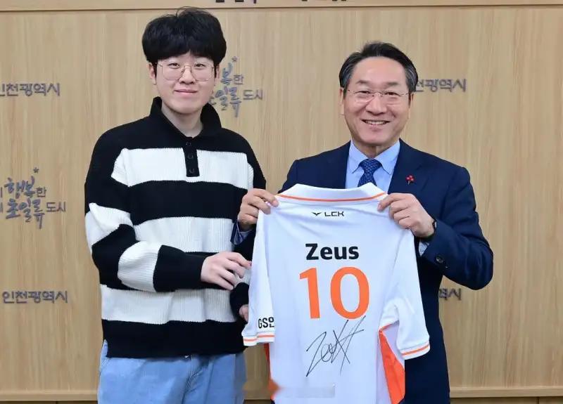 Zeus当选本年度仁川市杰出人物，韩国仁川市市长为其颁奖冷知识：Zeus14岁和