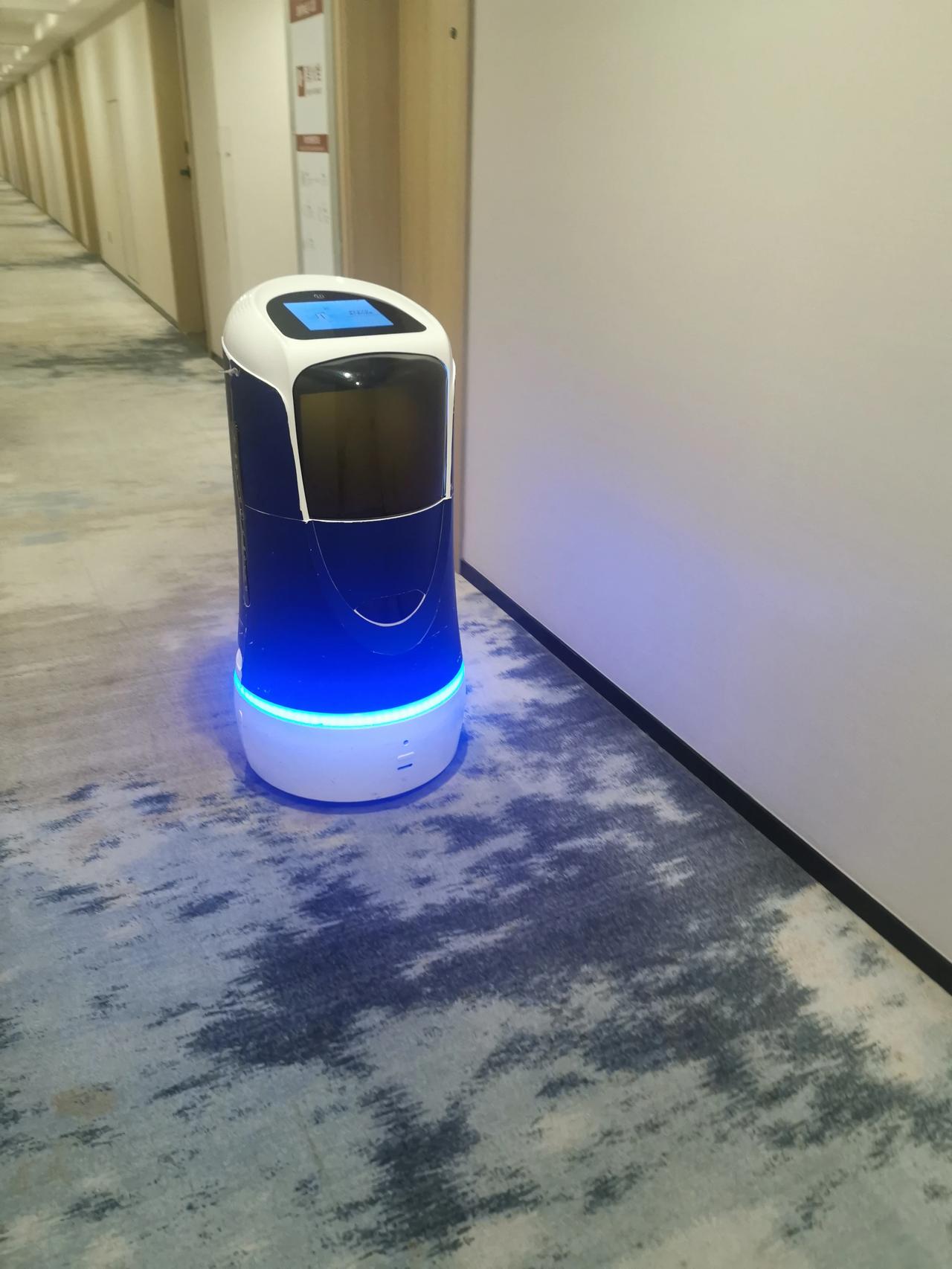 这机器人也太了得了，我刚刚给宾馆前台说房间需要一个备品，没过两分钟，所住房间的座