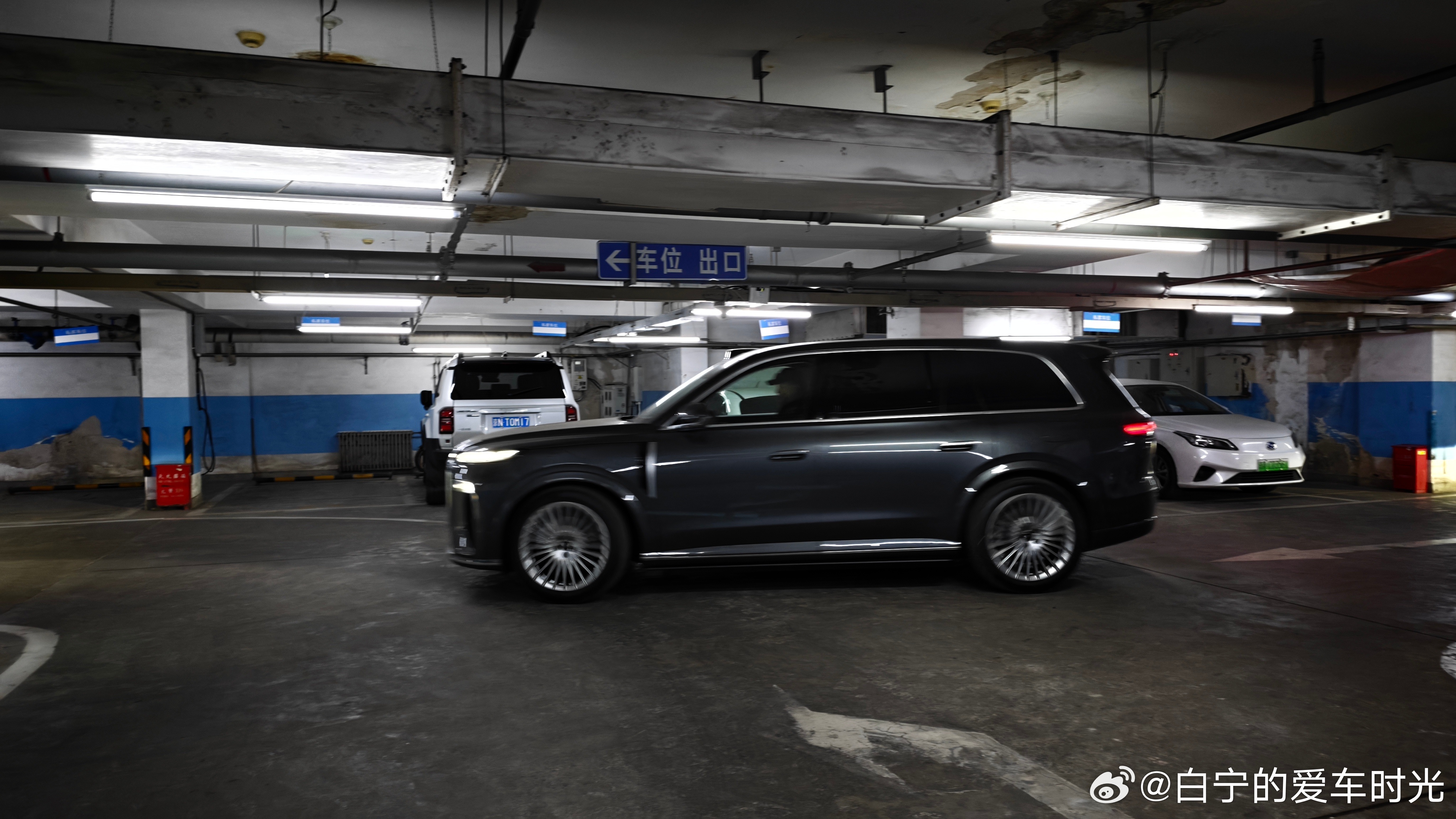 周末一大早，老白开着白宁的岚图泰山 接上孙子钓鱼去了。 