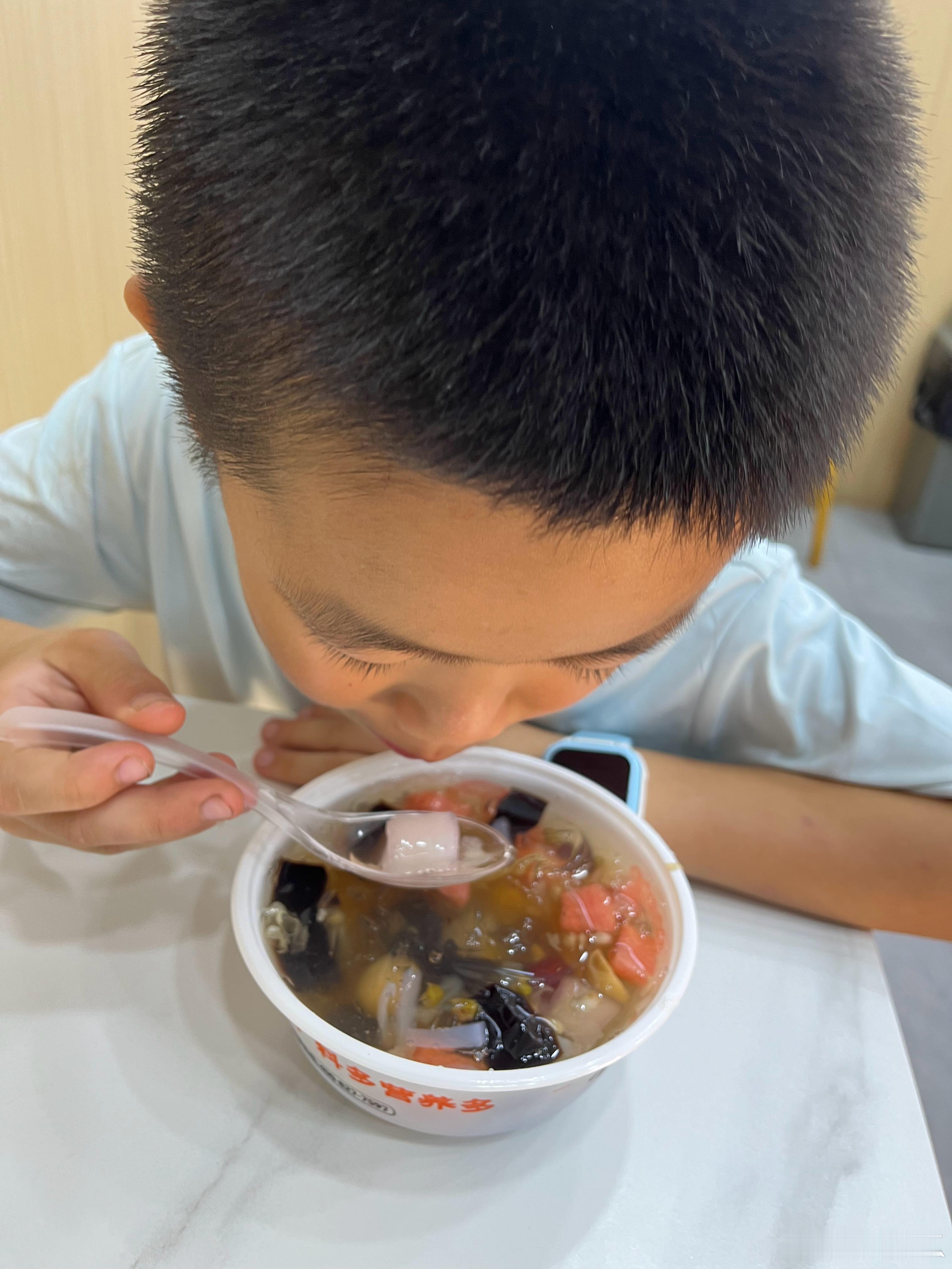 大儿哭了，我懵了。晚餐时还好好的。 吃了饭写了作业，出去打球，都开开心心的。刚才