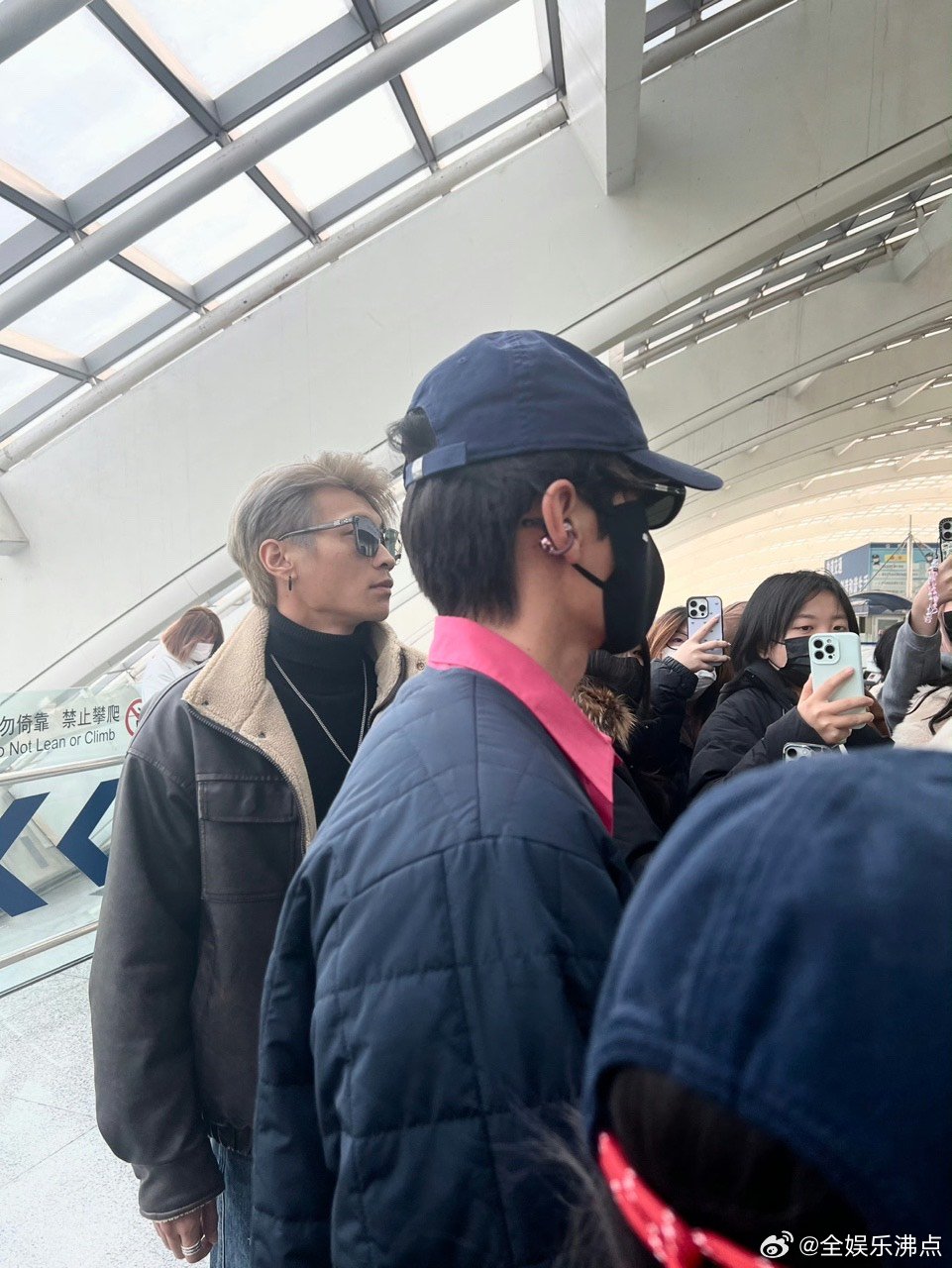 代旭正是爱看热闹的年纪 别人赶路他看热闹，代旭主打一个随性快乐，舞狮直接把他拿捏